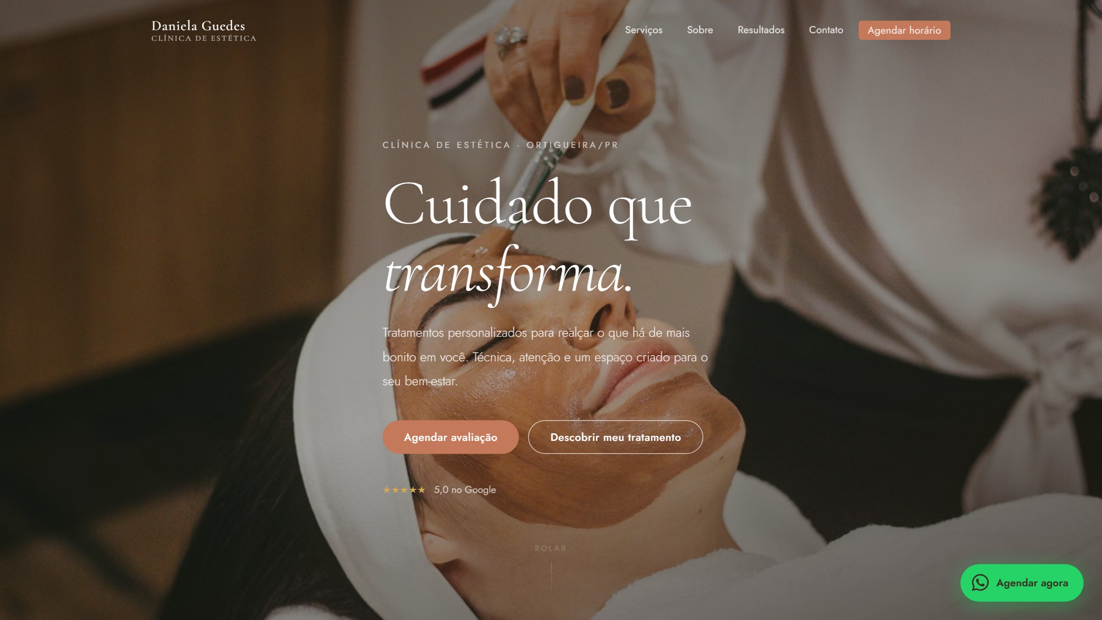 Página inicial do site da Clínica de Estética Daniela Guedes, com foto de atendimento em tela cheia.
